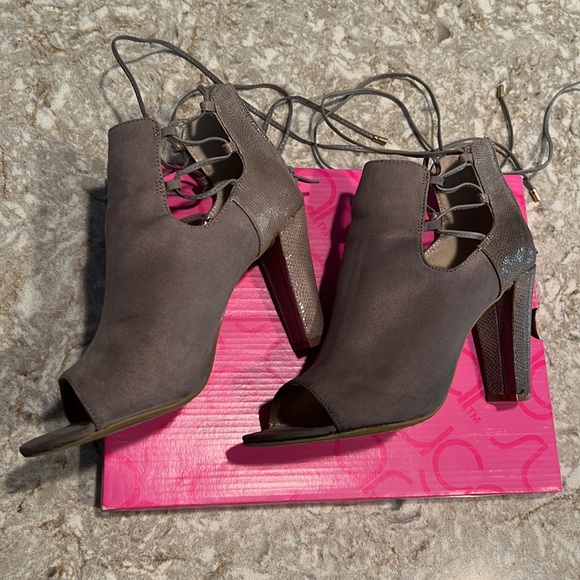 Women’s lace up gray heels - Picture 4 of 8
